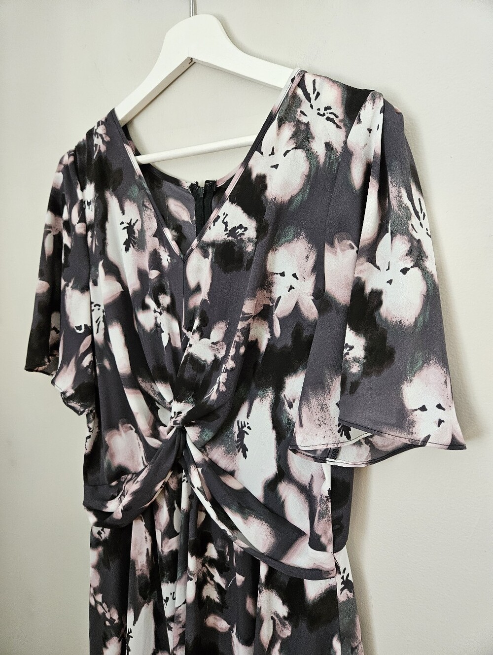 Simply Vera Vera Wang Charcoal, Blush & White Floral Twist-Front Midi Dress - Picture 2 of 10